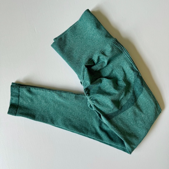 Green Gym Set: Bubble Butt Marled Gray Seamless Leggings + Long Sleeve Crop Top - Picture 12 of 14